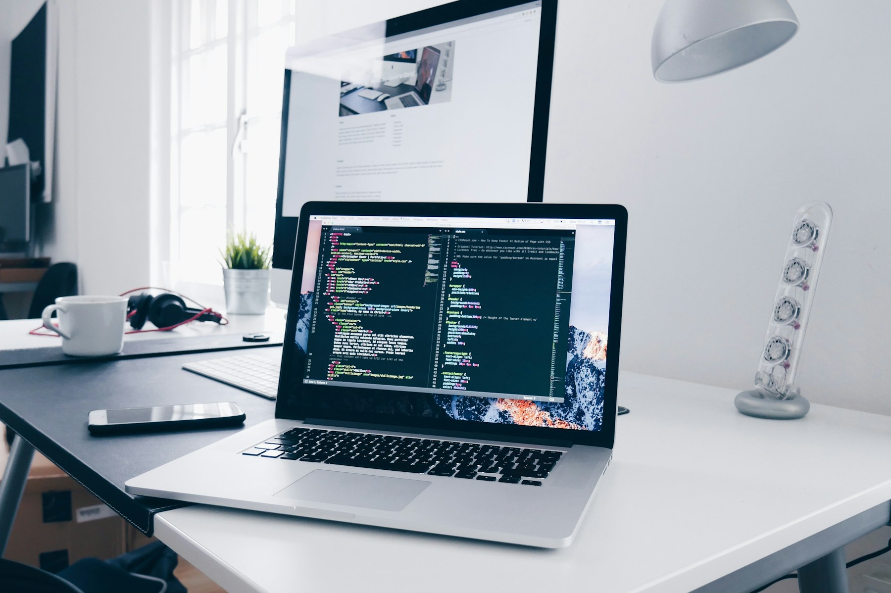 Laptop-Arbeitsplatz fuer Webdesign und Website-Entwicklung